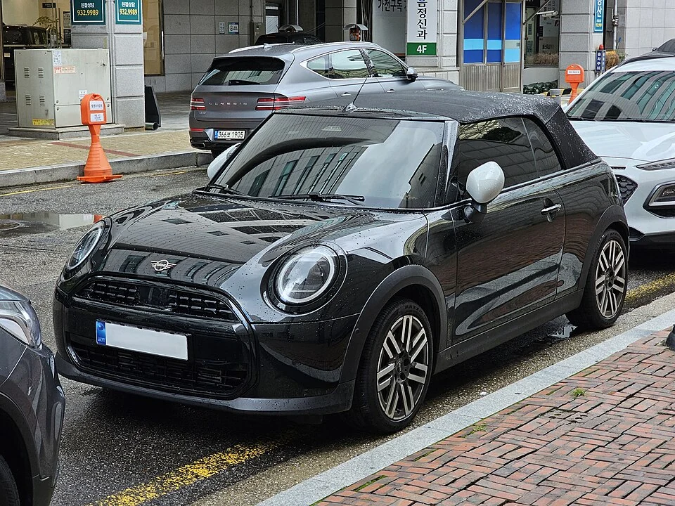 Front exterior — MINI Cooper Convertible F67 C Classic; open-top exterior shown from opposite front angles.