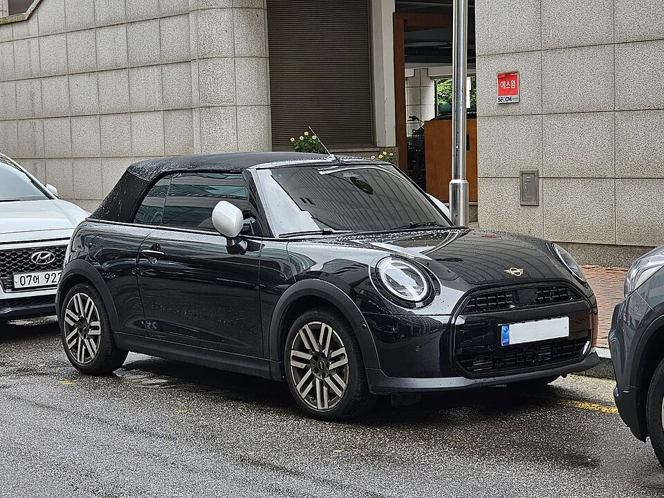 Front exterior — MINI Cooper Convertible F67 C Classic; open-top exterior shown from opposite front angles.