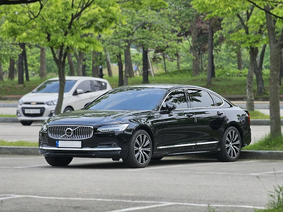 Front exterior — Volvo S90 B5 facelift, not the Recharge plug-in hybrid; exterior body reference only, not evidence of the Recharge powertrain discussed.