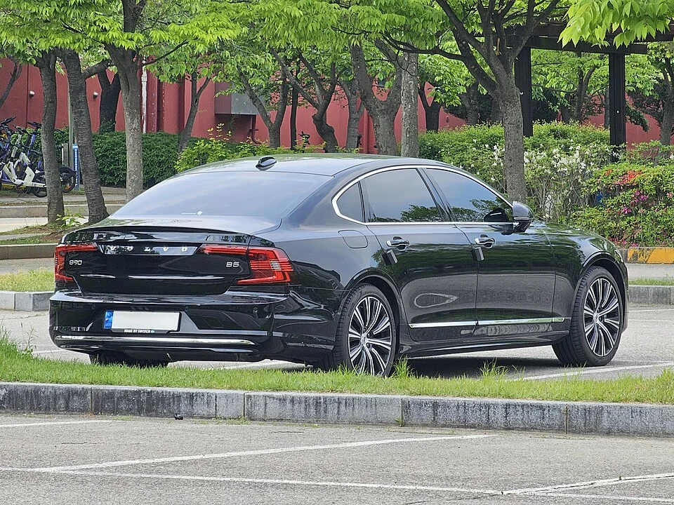 Rear exterior — Volvo S90 B5 facelift, not the Recharge plug-in hybrid; exterior body reference only, not evidence of the Recharge powertrain discussed.