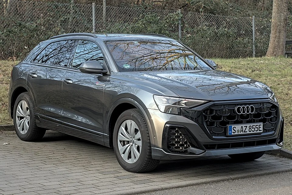 Front exterior — Facelift Audi Q8 photographed in Stuttgart from two front angles. The photographed powertrain is not confirmed; these are body references, not proof of the 55 TFSI specification.