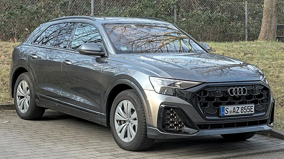 Front exterior — Facelift Audi Q8 photographed in Stuttgart from two front angles. The photographed powertrain is not confirmed; these are body references, not proof of the 55 TFSI specification.