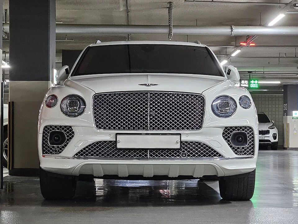 Front exterior — Facelift Bentley Bentayga V8, with separate white front and blue rear examples; pictured finishes are configuration-specific.