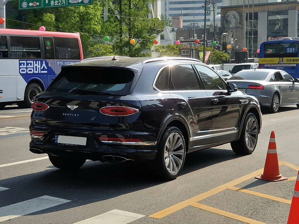 Rear exterior — Facelift Bentley Bentayga V8, with separate white front and blue rear examples; pictured finishes are configuration-specific.