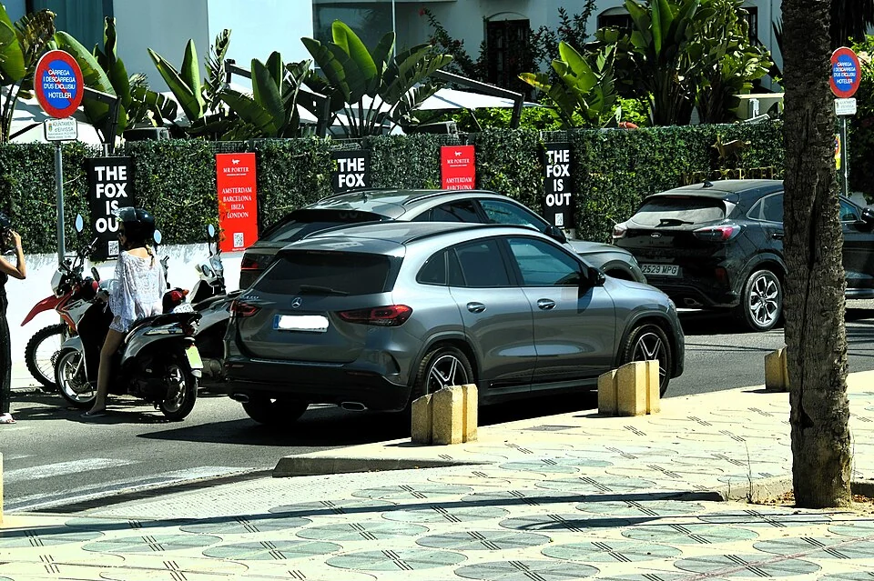 Rear exterior — GLA 200 H247: a 2022 exterior reference and a separate M282 gasoline engine-bay example. Equipment shown is not a guarantee of the Turkish July 2020 configuration.