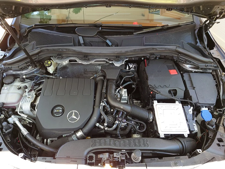 Engine bay — GLA 200 H247: a 2022 exterior reference and a separate M282 gasoline engine-bay example. Equipment shown is not a guarantee of the Turkish July 2020 configuration.