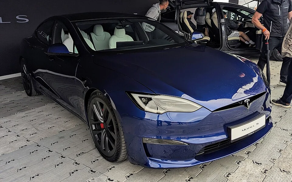 Front exterior — 2023 and 2022 Tesla Model S Plaid exterior examples; historical body references, not evidence of the latest battery, range or equipment configuration.