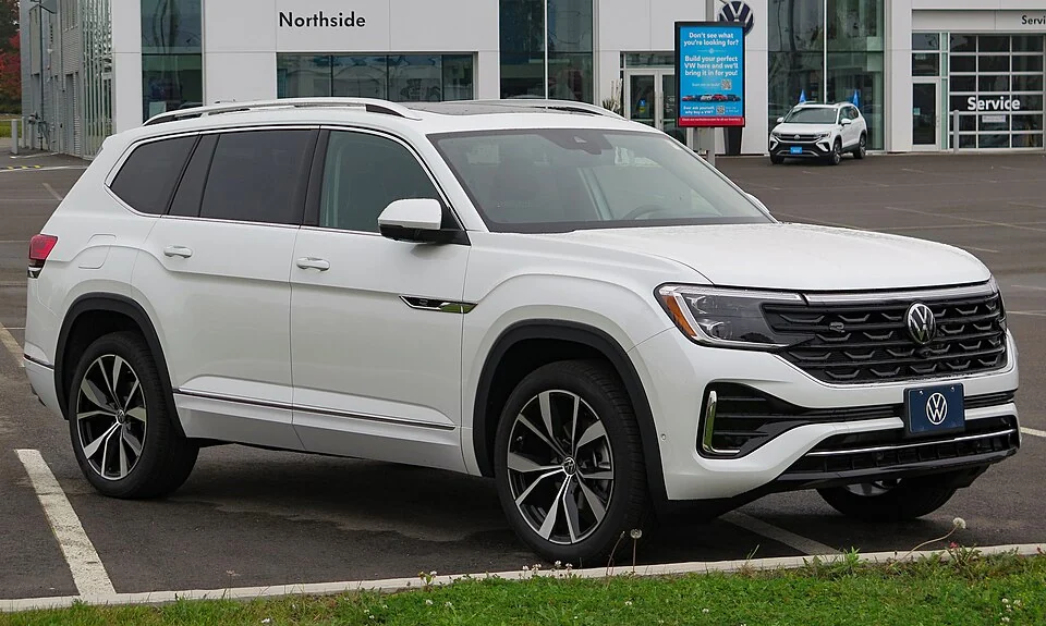 Front exterior — 2024 Volkswagen Atlas Execline photographed in Canada; facelift body reference, not a MY2025 trim-equipment guarantee.