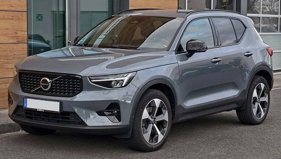Front exterior — Volvo XC40 B3 Plus facelift photographed in Germany; body reference, not a guarantee of Italian MY2025 option availability.