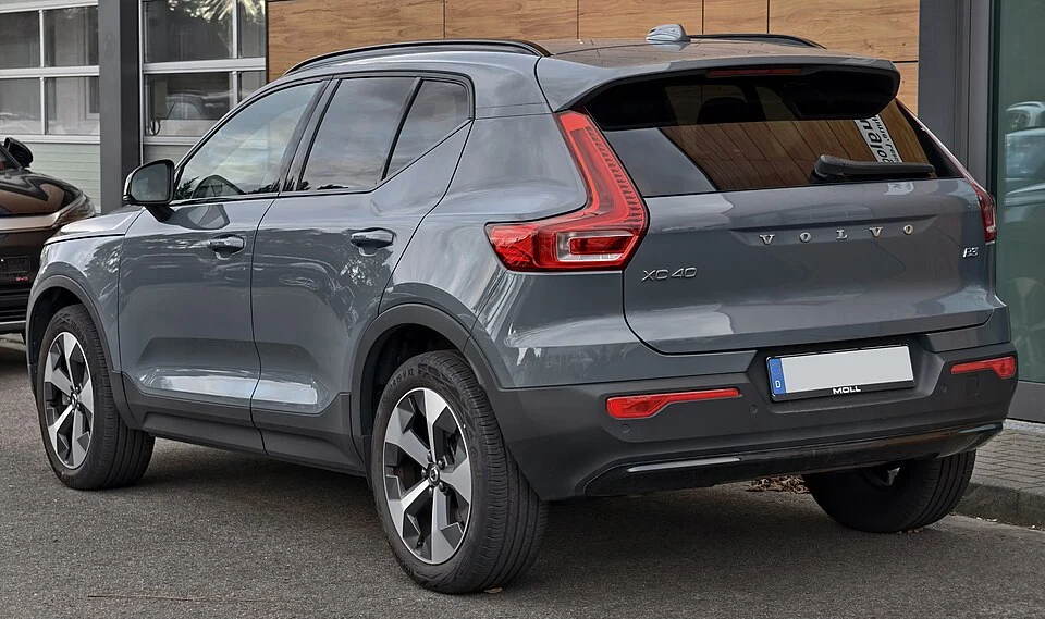 Rear exterior — Volvo XC40 B3 Plus facelift photographed in Germany; body reference, not a guarantee of Italian MY2025 option availability.