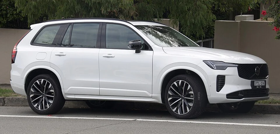 Front exterior — Refreshed 2025 Volvo XC90 B5 Dark photographed in Australia; overseas body reference, not the UK T8 powertrain or a UK trim guarantee.
